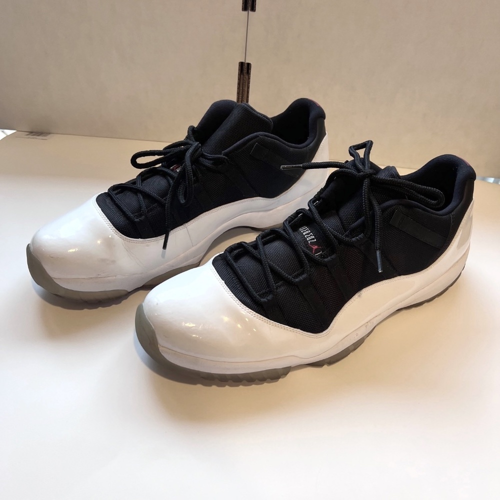 AIR JORDAN 11 RETRO LOW TUXEDO